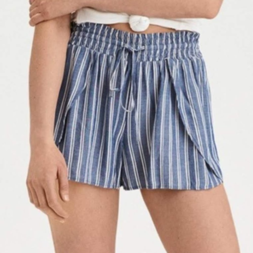 American Eagle Blue and White Flowy Shorts